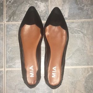 NWOT Mia Amaris Black Flats Size 6!